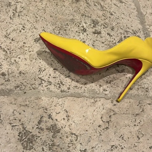 Elegance Christian Louboutin Yellow Patent Pointed-Toe Heels - Picture 3 of 5
